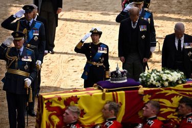 La princesse Anne salue le cercueil de sa mère, la reine Elizabeth II, lors de l'arrivée de celui-ci au Palais de Westminster à Londres, le 14 septembre 2022