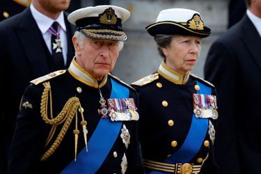 La princesse Anne avec son frère aîné le roi Charles III, lors de la procession menant le cercueil de leur mère, la reine Elizabeth II, de Westminster Hall à Westminster Abbey à Londres, lors de ses funérailles d'Etat, le 19 septembre 2022