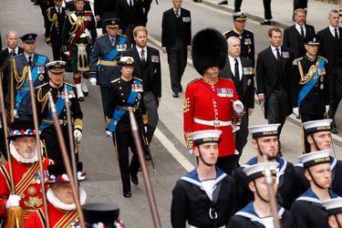La princesse Anne avec ses frères et ses neveux, lors de la procession menant le cercueil de la reine Elizabeth II, de Westminster Hall à Westminster Abbey à Londres, lors de ses funérailles d'Etat, le 19 septembre 2022