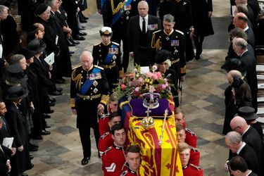 La princesse Anne suit le cercueil de sa mère, la reine Elizabeth II, à son entrée dans l'abbaye de Westminster à Londres, lors de ses funérailles d'Etat, le 19 septembre 2022