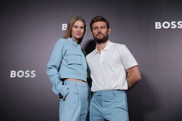 Toni Garrn et son époux l’acteur Alex Pettyfer, à la Fashion Week de Milan, le 22 septembre 2022.