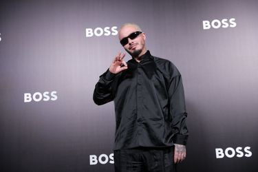 Le chanteur J Balvin au défilé Hugo Boss à la Fashion Week de Milan, le 22 septembre 2022.