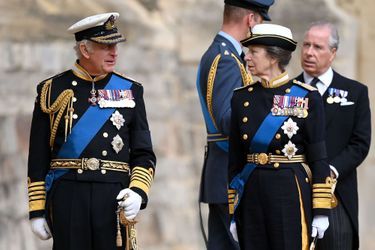 La princesse Anne avec son frère aîné le roi Charles III, lors de la procession menant le cercueil de leur mère, la reine Elizabeth II, de l'abbaye de Westminster à Wellington Arch, lors de ses funérailles d'Etat, le 19 septembre 2022