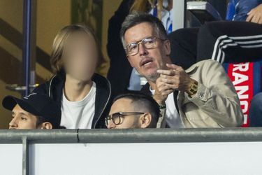 Jean-Luc Lemoine et son fils Gaspard dans les tribunes du Stade de France, le 22 septembre 2022.