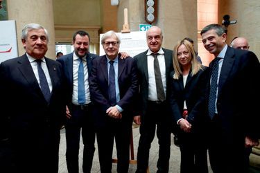 Les membres de la coalition des droites : de g. à dr., Antonio Tajani, Matteo Salvini, Vittorio Sgarbi, Enrico Michetti, Giorgia Meloni et Maurizio Lupi, à Rome, en octobre dernier.