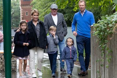 La grande-duchesse Maria Teresa et le grand-duc Henri de Luxembourg avec leurs trois plus jeunes petits-enfants au Parc merveilleux de Bettembourg, le 10 septembre 2022