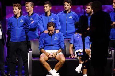 Novak Djokovic «masse» Roger Federer lors de l'hommage réservé à ce dernier.