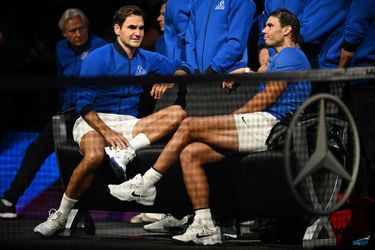 Roger Federer avec son ami et rival Rafael Nadal. Ce dernier n'a pu lui aussi retenir ses larmes