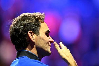 Un match palpitant, des sourires complices avec Rafael Nadal, son partenaire de double, mais aussi des larmes après la balle de match qui a mis fin à 25 ans d'une carrière admirable, Roger Federer a fait ses adieux au tennis, à Londres dans la nuit de vendredi à samedi.