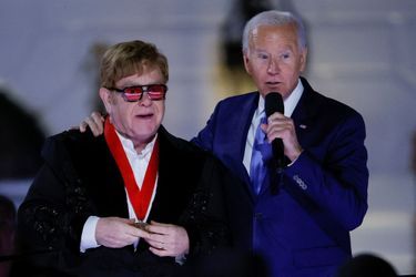 Sa musique "a changé nos vies": le président américain Joe Biden a rendu hommage avec ces mots vendredi à Elton John, avant un concert à la Maison Blanche de la légende de la pop britannique - dont Donald Trump est un grand fan.<br />
