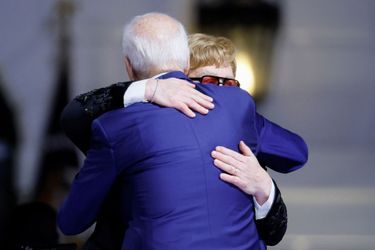 L'émotion d'Elton John dans les bras de Joe Biden