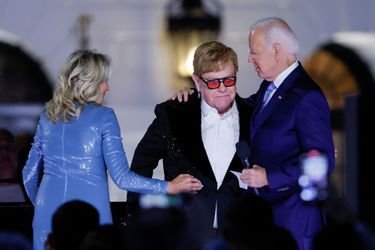 Joe Biden a pour finir remis à l'artiste la National Humanities Medal. "Je ne suis jamais sidéré, mais là je suis sidéré", a commenté Elton John, fort ému, en recevant sa décoration.<br />
