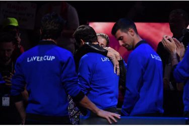 Roger Federer consolé par sa femme Mirka après sa défaite en double messieurs(4-6, 7-7, 11-9) lors de la Laver Cup, à Londres, le 23 septembre 2022.