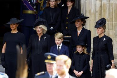 À l’issue de la cérémonie à Westminster, un soutien pour Meghan, George, Charlotte, Kate et Sophie, l’épouse du prince Edward.