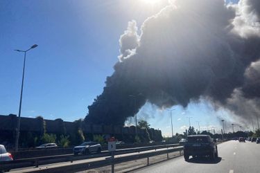 Un spectaculaire incendie s'est déclaré dimanche en fin de matinée dans un entrepôt du marché de Rungis sans faire de victimes, selon les premiers éléments fournis par les pompiers contactés par l'AFP.