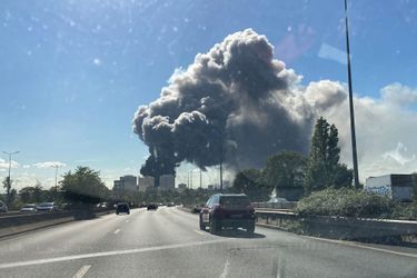 Une épaisse fumée était visible plusieurs kilomètres à la ronde, au sud de Paris.