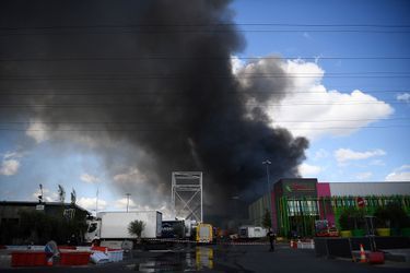 D'autres sources, parmi lesquelles des élus du département du Val-de-Marne, ont indiqué que le feu avait pris pour des raisons indéterminées dans un entrepôt de fruits et légumes. 