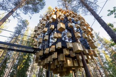 Biosphère est la dernière réalisation d’un ensemble de 8 chambres commandées par un couple d’hôteliers suédois, près du village de Harads, en Laponie suédoise.