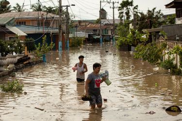 Les Philippines balayées par un super typhon. Le nord du pays a été frappé par une violente tempête qui a fait au moins cinq morts parmi les secouristes.
