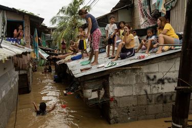 Le typhon Noru a provoqué de graves inondations et des pannes de courant obligeant le gouvernement à suspendre les cours et le travail dans la capitale et les provinces périphériques. 