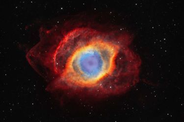 Vainqueur de la catégorie "Etoiles et nébuleuses" : Weitang Liang. Cette longue exposition de «l’Œil de Dieu», également connue sous le nom de nébuleuse Helix ou NGC 7293, révèle les couleurs du noyau et les détails environnants rarement vus. Le noyau apparaît en violet et cyan tandis que la région extérieure est rouge. 
