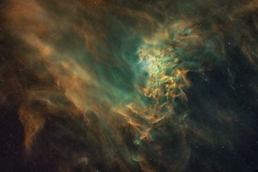 2ème de la catégorie "Etoiles et nébuleuses" : Weitang Liang. La nébuleuse de l’Étoile flamboyante (IC 405, SH 2-229 ou Caldwell 31) se situe dans la constellation du Cocher. Elle se trouve à environ 1.500 années-lumière de la Terre.<br />
<br />
<br />
