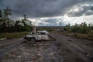 Une voiture civile détruite près du village de Velyka Komyshuvakha, récemment libéré par les forces armées ukrainiennes dans la région de Kharkiv, Ukraine le 24 septembre 2022. 