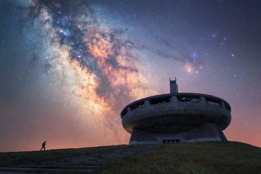 2ème de la catégorie "Gens et espace" : Mihail Minkov. Construite entre 1974 et 1981, cette structure en forme de vaisseau spatial se situe au sommet de Buzludzha, en Bulgarie. Sa silhouette offre des images symboliques. 
