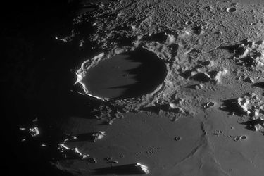 Vainqueur de la catégorie "Lune" : Martin Lewis. Une fois par mois, le Soleil se lève sur le cratère lunaire Platon et projette d’énormes ombres. <br />

