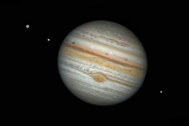 2ème de la catégorie "Planètes, comètes et astéroïdes" : Damian Peach. Ici, Jupiter peut être vu aux côtés de trois de ses plus grandes lunes. On peut aussi observer sa célèbre Grande Tache Rouge.<br />

