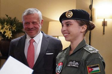 La princesse Salma de Jordanie, avec son père le roi Abdallah II, le 8 janvier 2022 