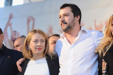 Giorgia Meloni et le leader de la Ligue du Nord Matteo Salvini en 2015. L'année suivante, elle dénoncera "le remplacement ethnique en cours en Italie", à l'unisson des autres formations d'extrême droite européennes.