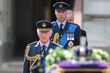 Charles III et son héritier William derrière le cercueil d’Elizabeth II et la couronne impériale, le 14 septembre 2022 à Londres.