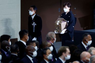 La veuve de Shinzo Abe transportant l'urne funéraire contenant ses cendres.