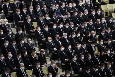 Les invités aux funérailles de Shinzo Abe, assis dans la salle, à Tokyo, mardi 27 septembre.