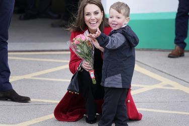 Kate Middleton reçoit des roses, à Holyhead, au Pays de Galles, le 27 septembre 2022.