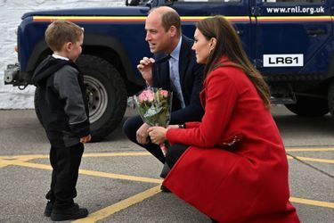 Discussion autour de la cravate du prince William, alors en visite à Holyhead, le 27 septembre 2022. 
