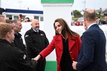 Le couple a salué l'équipage et les bénévoles sauveteurs en mer, à Holyhead, le 27 septembre 2022. 