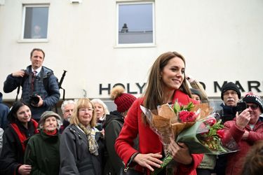 Kate Middleton a reçu des bouquets lors de sa visite à Holyhead, le 27 septembre 2022. 