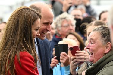Le couple a également salué la foule présente à Holyhead, le 27 septembre 2022.