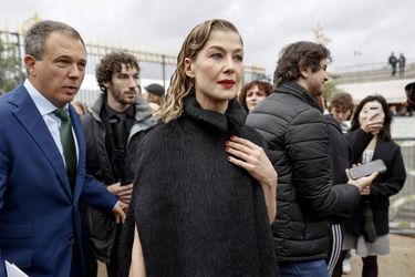 Rosamund Pike au défilé Dior printemps-été 2023 à Paris, le 27 septembre 2022.
