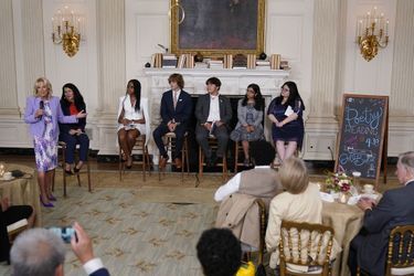 Jill Biden a reçu cinq lycéens mardi à la Maison Blanche afin d'écouter leurs poèmes, faisant d'eux des ambassadeurs littéraire pour l'année à venie.