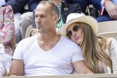 Delphine Wespiser et son compagnon Roger Erhart dans les tribunes de Roland Garros, à Paris, le 31 mai 2022.