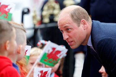 Le prince de Galles échange avec des enfants lors de sa visite à Swansea, au Pays de Galles, le 27 septembre 2022. 