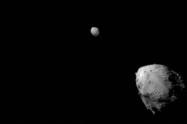 La dernière image contenant une vue complète de l'astéroïde Didymos (en haut à gauche) et de sa lune, Dimorphos, environ 2,5 minutes avant l'impact du vaisseau spatial DART de la NASA.