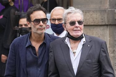 Alain Delon et son fils Anthony Delon lors des obsèques de Jean-Paul Belmondo, à Paris le 10 septembre 2021.
