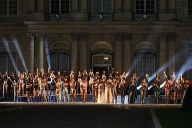 Le salut final des mannequins lors du défilé Etam, à Paris, le 27 septembre 2022.