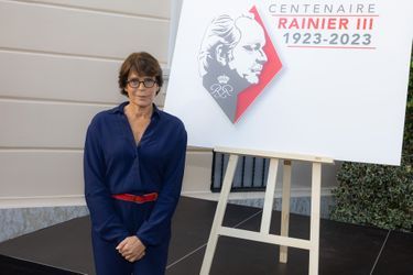 La princesse Stéphanie de Monaco devant le logo du Centenaire Rainier III à Monaco, le 28 septembre 2022