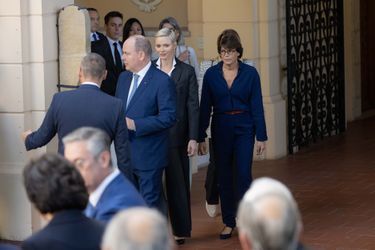 Le prince Albert II de Monaco suivi des princesses Charlène et Stéphanie à Monaco, le 28 septembre 2022