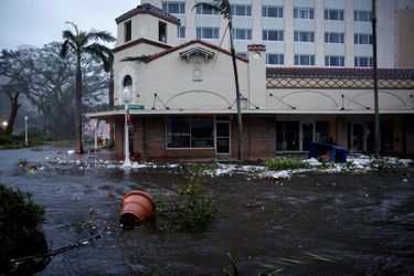 Ian a causé des inondations "catastrophiques", d'après le Centre national des ouragans américain, comme ici dans la ville de Fort Myers, dans le sud-ouest de la Floride. <br />
